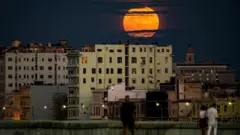 La superluna azul vista sobre el malecón de La Habana, Cuba. 