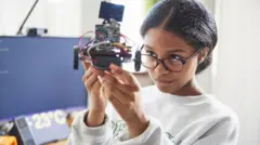 Teekinooloojiin AI dhala namaa hojii saamaa jira