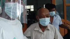 အသက် ၁၀၀ အရွယ် ကိုဗစ်ကူးစက်ခံရသူအမျိုးသား ပြန်လည်ကျန်းမာလို့ဆေးရုံဆင်းခွင့်ရ