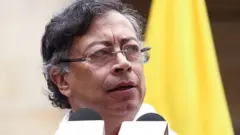 Gustavo Petro olhando de lado