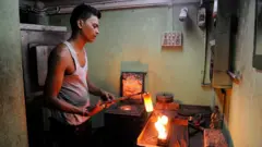 అత్యవసరం కానీ సేవల్ని అందించే అన్ని పరిశ్రమలూ మూతబడ్డాయి