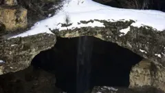 الثلوج تغطي شلال بلعا في بلدة تنورين، في الجبال اللبنانية شمال بيروت