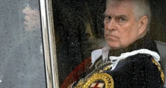 صورة تظهر الأمير أندرو داخل سيارة وينظر عبر زجاجها، مرتدياً زياً ملكياً.