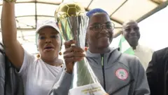 Kapeteni wa Super Falcons ba Nigeria Rasheedat Ajibade afashe igikombe ca Afrika c'ibihugu mu rwego rw'abagore 