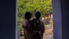 पति के निधन के बाद अब अकेली माँ के सामने चुनौतियाँ काफ़ी बढ़ गई हैं