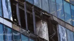 Фавқулодда вазиятлар ходимлари ҳужум жойида ишлаётганларини кўриш мумкин.