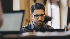 موظف يعمل من مكتبه