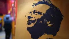Pancarta con la imagen de Gustavo Petro.