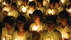 اعضای جنبش معنوی فالون گونگ در ۱۹ ژوئیه ۲۰۰۱ در واشینگتن دی سی در مراسم شمع‌افروزی شمع 