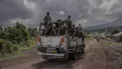 Les soldats congolais, photographiés ici se dirigeant vers les lignes de front, ont combattu les rebelles dans l'est du pays