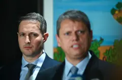 Derrite olha para o governador de São Paulo, Tarcísio de Freitas, durante coletiva de imprensa em 31 de outubro de 2024