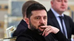 Зеленський сидить замислений на зустрічі в Нідерландах