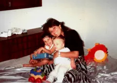 Foto antiga mostra Maristela, Nathalia e Zaldo