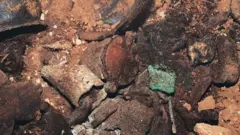 Mağarada bulunan bir kutunun kapağına spiral oymalar işlenmiş