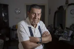Zihni Göktay 1973 yılından itibaren İstanbul Şehir Tiyatroları'nda görev aldı, 36 yılda 72 farklı oyunda sahneye çıktı. 