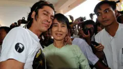 आङ सान सू ची र उनका छोरा किम एरिस