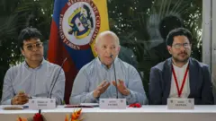 Miembros de la delegación del gobierno colombiano, entre los que se encontraba Iván Cepeda, durante diálogos de paz con el ELN en Caracas, Venezuela, en 2022.