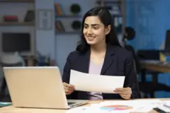 ల్యాప్‌టాప్ స్క్రీన్ చూస్తున్న యువతి