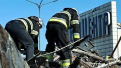 Bombeiros removendo escombros de supermercado destruído