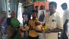 የህንዷ መንደር ደስታቸውን እየገለፁ