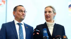 ਏਐੱਫਡੀ ਦੀ ਆਗੂ ਐਲਿਸ ਵਿਡੇਲ (ਸੱਜੇ) ਏਐੱਫਡੀ ਦੇ ਆਗੂ ਟੀਨੂ ਕੂਪਾਲਾ ਦੇ ਨਾਲ
