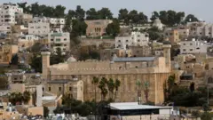 La Tumba de los Patriarcas, también conocida como la Mezquita de Ibrahim, en la ciudad vieja de Hebrón, en la Cisjordania ocupada (9 de febrero de 2026).