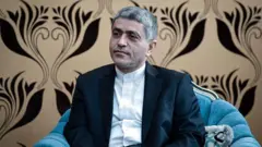 دیدار علی طیب نیا وزیر امور اقتصادی و دارایی با معاون صدراعظم و زیگمار گابریل وزیر اقتصاد و انرژی آلمان (دیده نشده) در ساختمان وزارت اقتصاد در تهران، ایران در تاریخ ۳ اکتبر ۲۰۱۶.