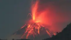 Gunung Lewotobi Laki-Laki saat erupsi dilihat dari Titehena, Kabupaten Flores Timur, Nusa Tenggara Timur, 12 November 2024.