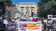 ජිනීවා එක්සත් ජාතීන්ගේ ප්‍රධාන කාර්යාලය ඉදිරිපිටදී අරගලකරුවන් මර්ධනය සහ ත්‍රස්ත පනත භාවිතා කර සිදුකරන ශිෂ්‍ය ව්‍යාපාරයේ මර්ධනය නතර කරන ලෙස විරෝධතාවක නිරත වෙමින්