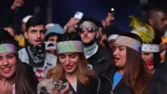 فتيات و شباب خلال إحدى فعاليات المهرجان