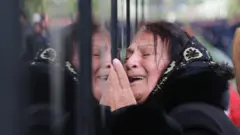 Женина у могилы на Аллее Шахидов