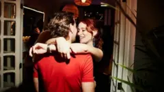 Assim como os millenials, a geração nascida entre 1995 e 2010 geralmente têm escolhido postergar o casamento - mas por razões diferentes.