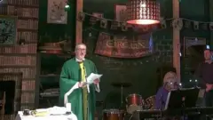 Sveštenik drži misu u pabu