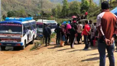 सिन्धुलीको तीनपाटन गाउँपालिकाले काठमाण्डू उपत्यकामा अलपत्र परेका आफ्ना ६५८ नागरिकलाई फर्काउन व्यवस्था गरेको गाडीबाट यात्रुले झार्लङटारमा ओर्लदै आराम गरेका थिए