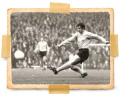 Fotografía en blanco y negro de Ian Butler anotando el segundo penal del Hull City en el partido de la Copa Watney entre el Hull City y el Manchester United en 1970.