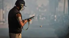 ਪੈਲੇਟ ਗਨ ਨਾਲ ਸੁਰੱਖਿਆ ਮੁਲਾਜ਼ਮ ਦੀ ਫਾਈਲ ਤਸਵੀਰ