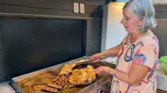 Рамиза Жижак спрема ћевапе 
