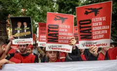 NATO Zirvesi'ne karşı düzenlenen bir mitingde göstericiler, "Trump uğruna halkın huzurunu bozmayın" yazılı pankartlar taşıdı.