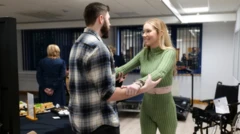 Megan está de pé, sendo segurada pelo namorado, para quem ela dá as mãos.