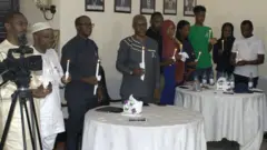 Bamwe mu Banyarwanda baba muri Sudani, na Abel Buhungu (wa gatatu ibumoso) ukuriye ubutumwa bw'u Rwanda muri Sudani,  mu muhango wo Kwibuka wabaye mu ntangiriro z'uku kwezi i Khartoum 