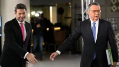 Ventura e Seguro usam terno e estão um ao lado do outro.