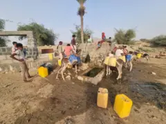 تعاني الكثير من العائلات اليمنية مشقة كبيرة من أجل الحصول على المياه غير المتوفرة في مخيمات النازحين