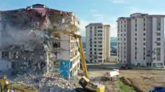 Maraş'ta hasarlı bir bina yıkılıyor