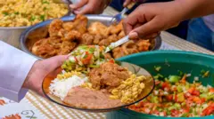 Comida brasileira servida em um restaurante popular