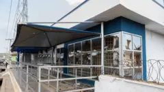 Hoton yadda aka lalata banki