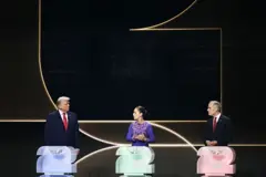 Trump, Sheinbaum y Carney en el escenario del evento de la Fifa de diciembre