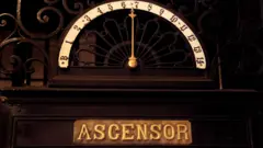 Indicador de pisos de un ascensor antiguo
