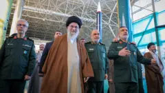علی خامنه ای به همراه حسین سلامی، محمد باقری و امیرعلی حاجی زاده