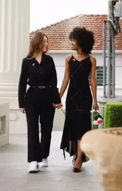 Duas jovens de mãos dadas.
