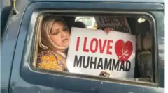 'आय लव्ह मोहम्मद' बॅनर घेऊन महिला